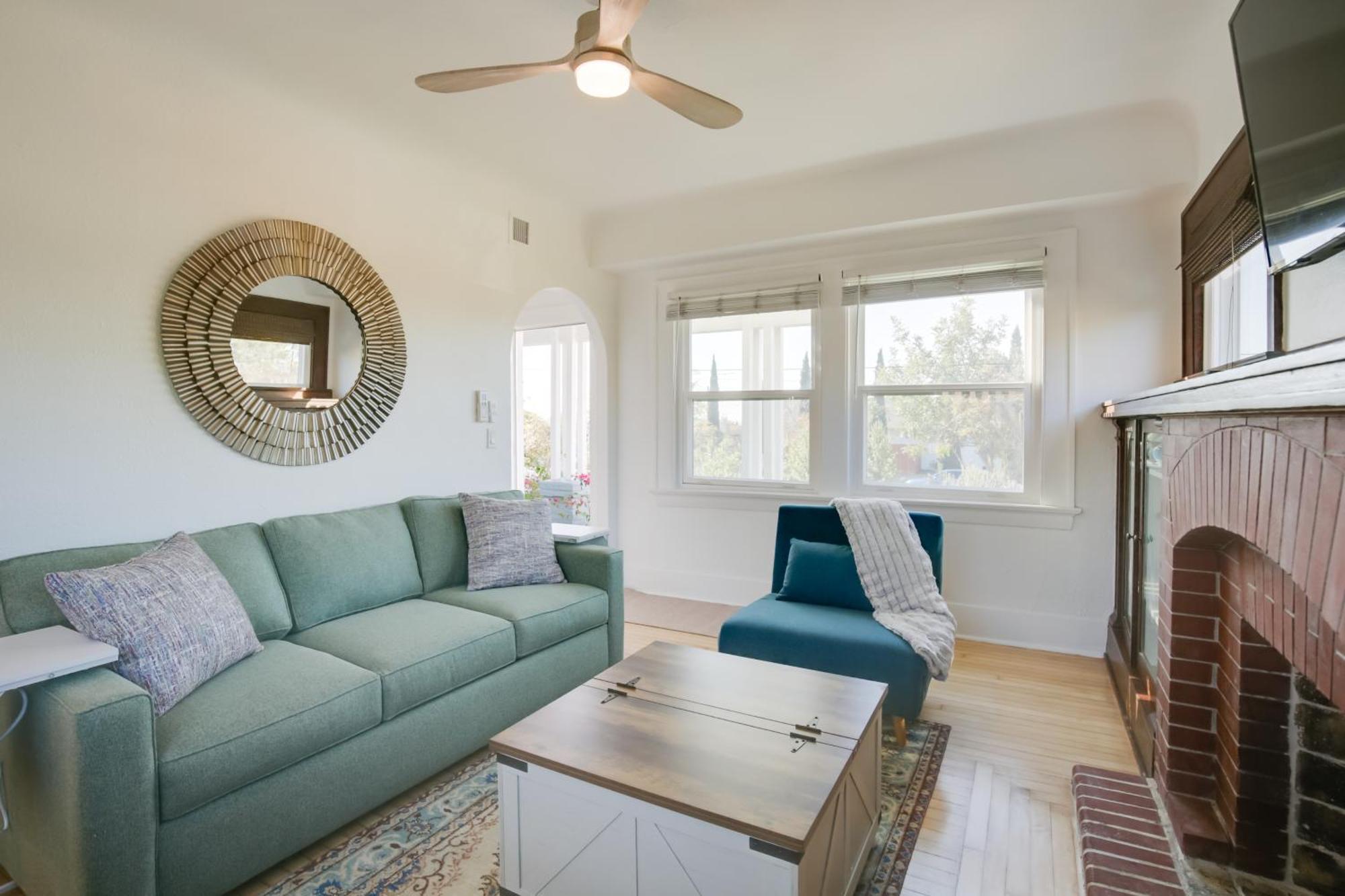 Sip, Shop And Explore Apartment